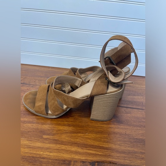 Universal Thread Target Brown Suede Strap Block Heels With Buckle 10 Women’s GUC - Picture 3 of 10